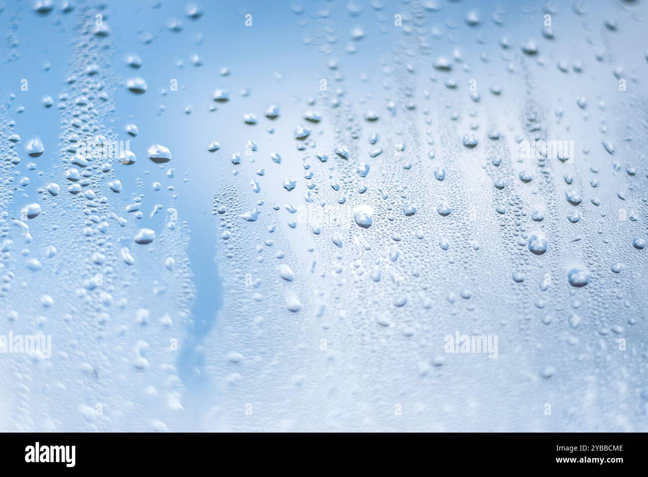 Photographie rapprochée de gouttes d'eau de condensation sur une fenêtre. Banque D'Images