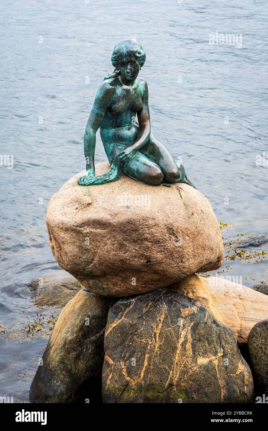 La petite Sirène est une statue en bronze représentant le personnage du conte de fées d'Andersen, exposée sur un rocher au bord de la mer à Copenhague, au Danemark. Banque D'Images La petite Sirène est une statue en bronze représentant le personnage du conte de fées d'Andersen, exposée sur un rocher au bord de la mer à Copenhague, au Danemark. Banque D'Images