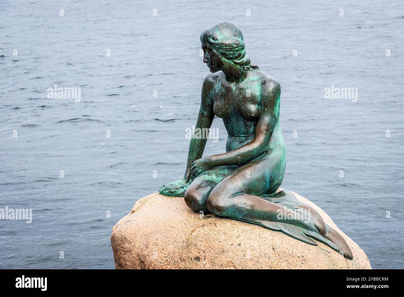 La petite Sirène est une statue en bronze représentant le personnage du conte de fées d'Andersen, exposée sur un rocher au bord de la mer à Copenhague, au Danemark. Banque D'Images La petite Sirène est une statue en bronze représentant le personnage du conte de fées d'Andersen, exposée sur un rocher au bord de la mer à Copenhague, au Danemark. Banque D'Images
