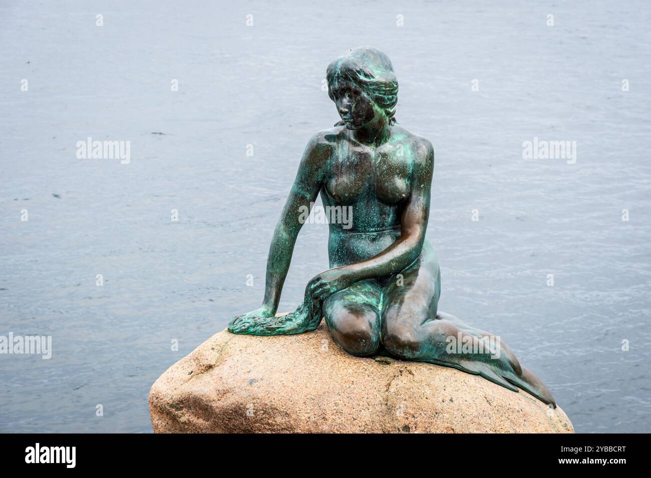 La petite Sirène est une statue en bronze représentant le personnage du conte de fées d'Andersen, exposée sur un rocher au bord de la mer à Copenhague, au Danemark. Banque D'Images La petite Sirène est une statue en bronze représentant le personnage du conte de fées d'Andersen, exposée sur un rocher au bord de la mer à Copenhague, au Danemark. Banque D'Images