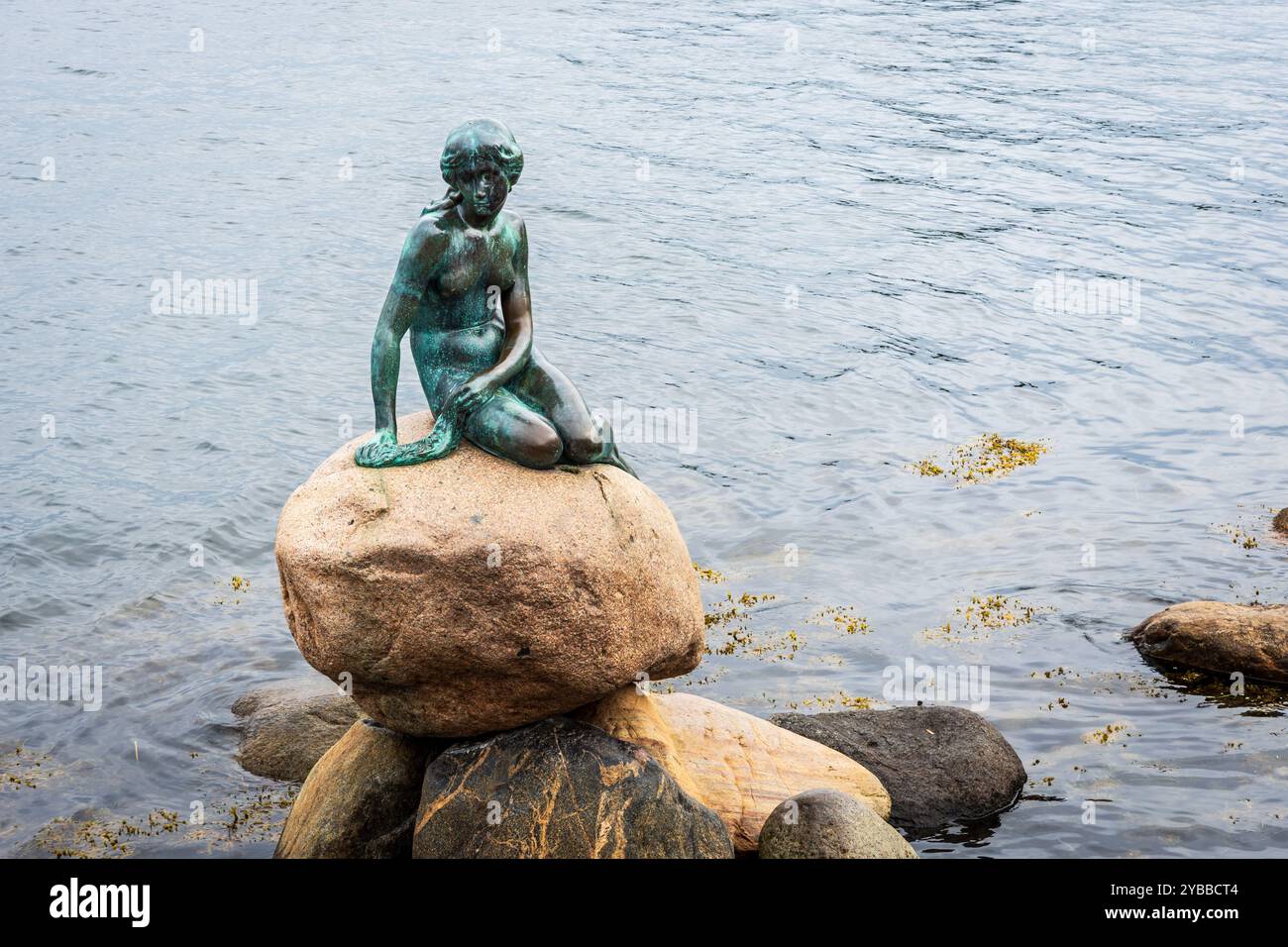 La petite Sirène est une statue en bronze représentant le personnage du conte de fées d'Andersen, exposée sur un rocher au bord de la mer à Copenhague, au Danemark. Banque D'Images