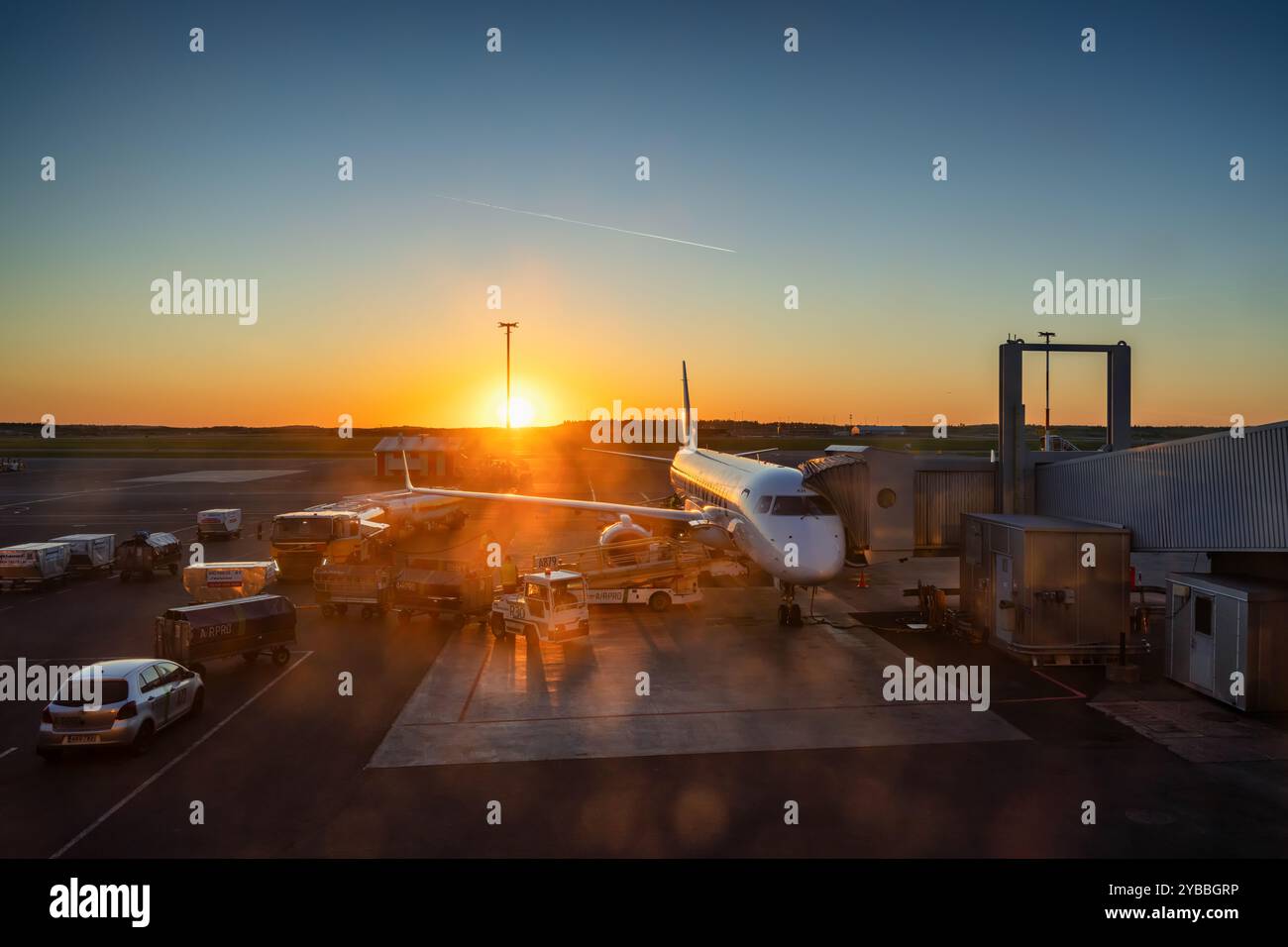 Coucher de soleil à l'aéroport Helsinki-Vantaa, Vantaa, Finlande Banque D'Images