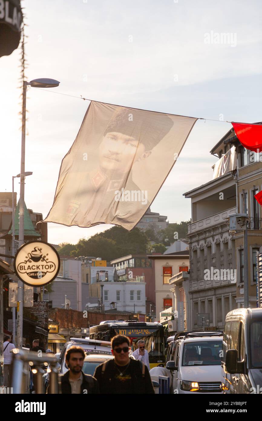 Istanbul, Turkiye - 14 octobre 2024 : grands drapeaux turcs et affiches Ataturk accrochés à Ortakoy à Besiktas, Istanbul. Banque D'Images