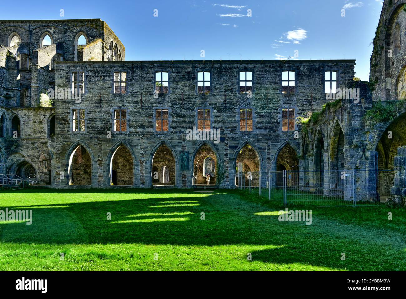 Vestiges du mur du cloître dans l'abbaye abandonnée de Villers fondée en 1146. Villers-la-ville, Belgique. Banque D'Images