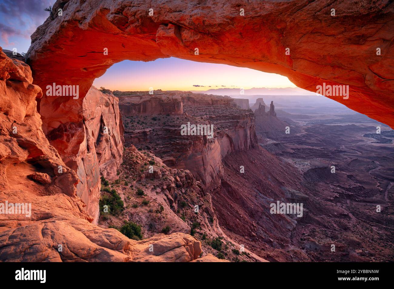 Mesa Arch, Canyonlands National Park, Utah, États-Unis. Image de paysage de Mesa Arch, Canyonlands National Park, Utah, USA au lever du soleil d'automne. Banque D'Images