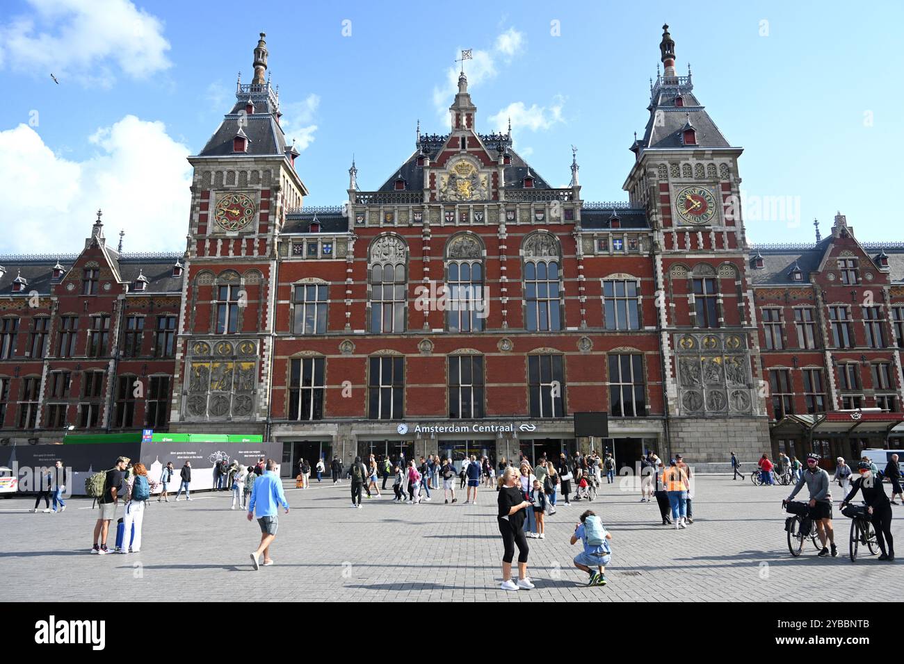 Amsterdam, pays-Bas - 25 août 2024 : Amsterdam Centraal gare (Station Amsterdam Centraal) la gare ferroviaire d'Amsterdam, pays-Bas. Banque D'Images