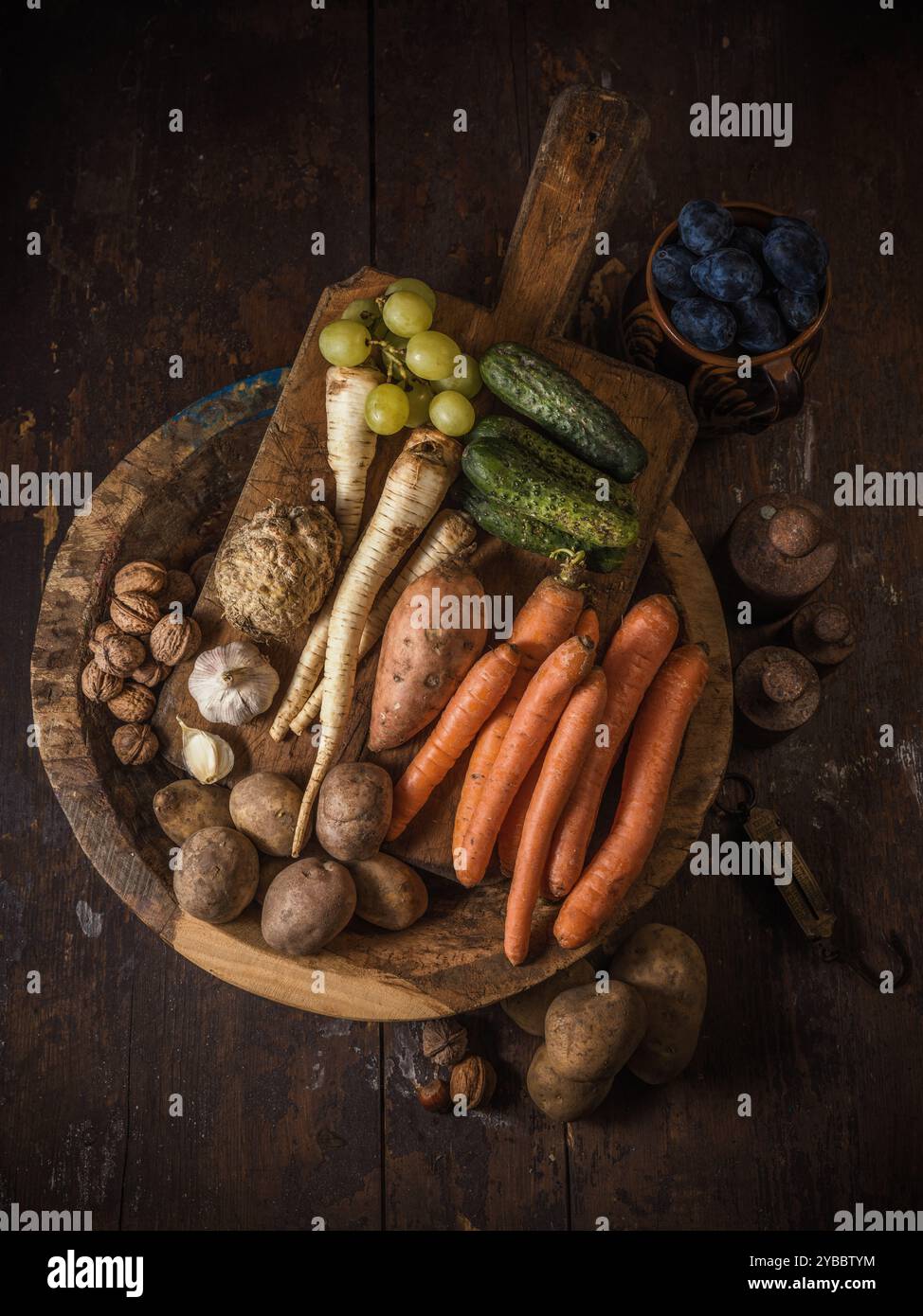 Légumes racines de saison biologiques dans une boîte en bois Banque D'Images