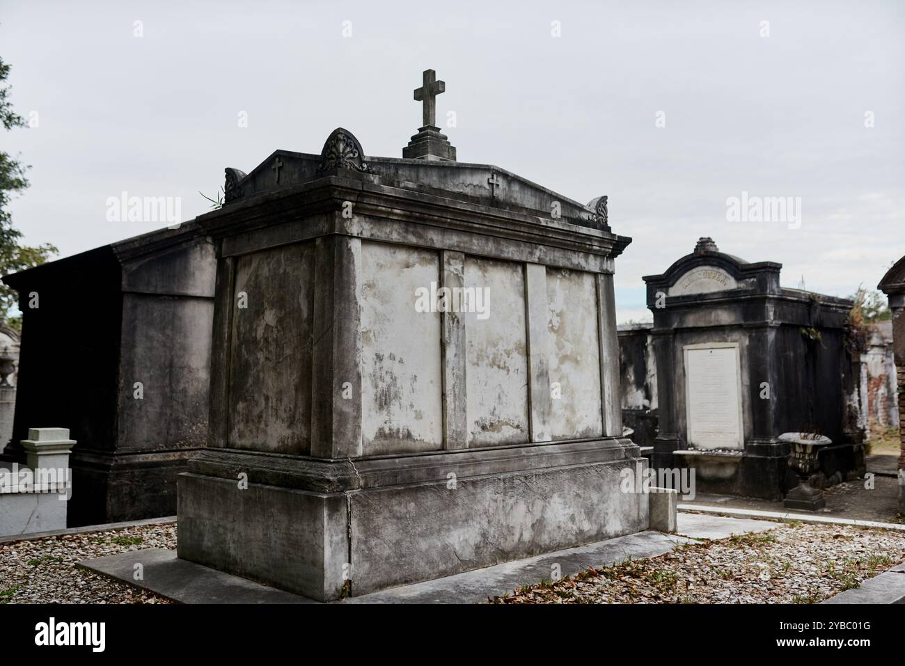 Antique, histoire et pierre tombale en plein air dans le cimetière pour la mémoire spirituelle, le souvenir et le lieu de repos. Mousse de pierre tombale, monument ou tombe de défunts Banque D'Images