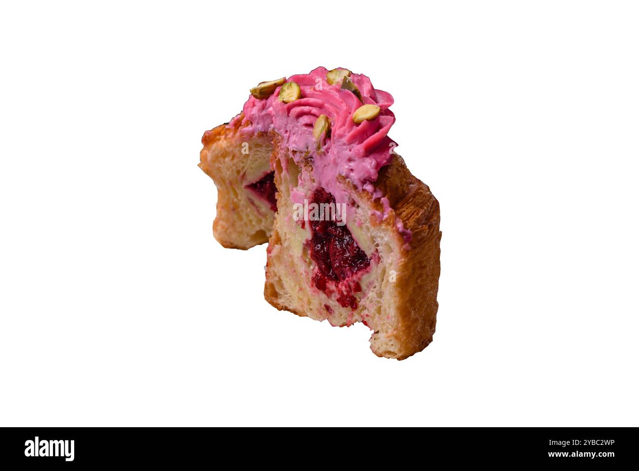 Craffin sucré ou panettone garni de crème aromatisée à la framboise et à la pistache sur fond blanc Banque D'Images