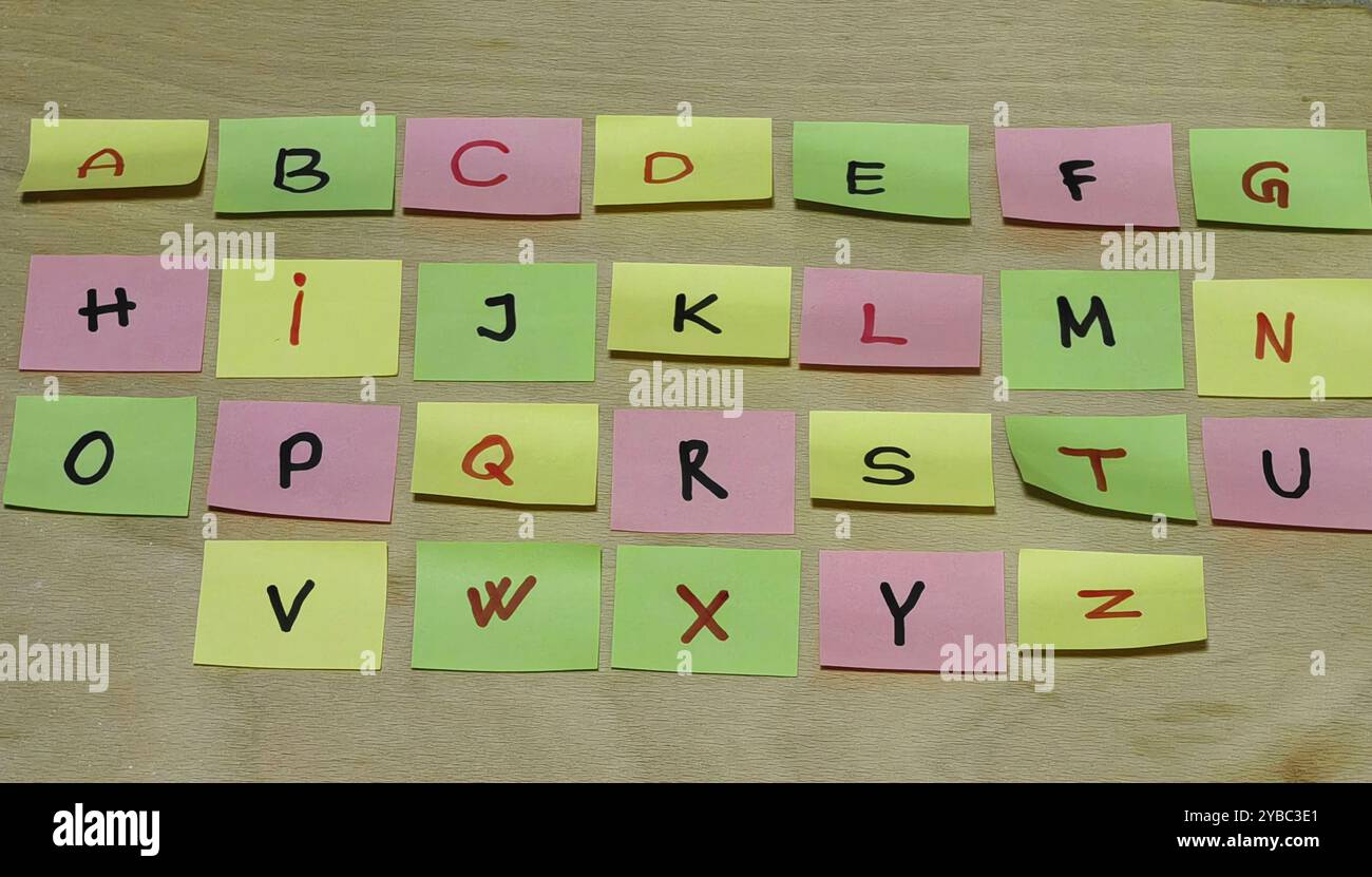 Lettres colorées de l'alphabet anglais sur la surface en bois. Un délice visuel et éducatif. Banque D'Images
