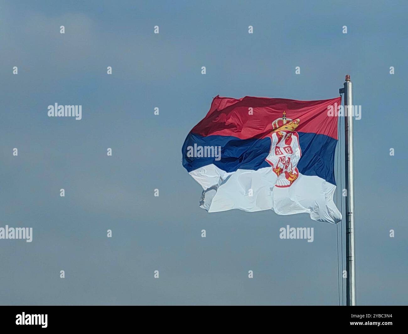 Drapeau serbe, drapeau agitant, rouge bleu blanc, drapeau dans le ciel, poste en métal, Haut dans le ciel, drapeau national, couleurs serbes, ciel bleu, espace négatif, drapeau Banque D'Images