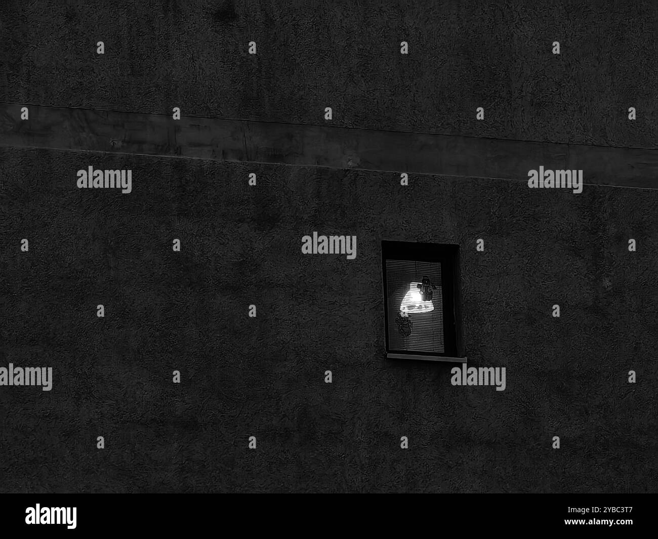 Home Lantern Light dans la fenêtre : paysage de nuit minimaliste Banque D'Images