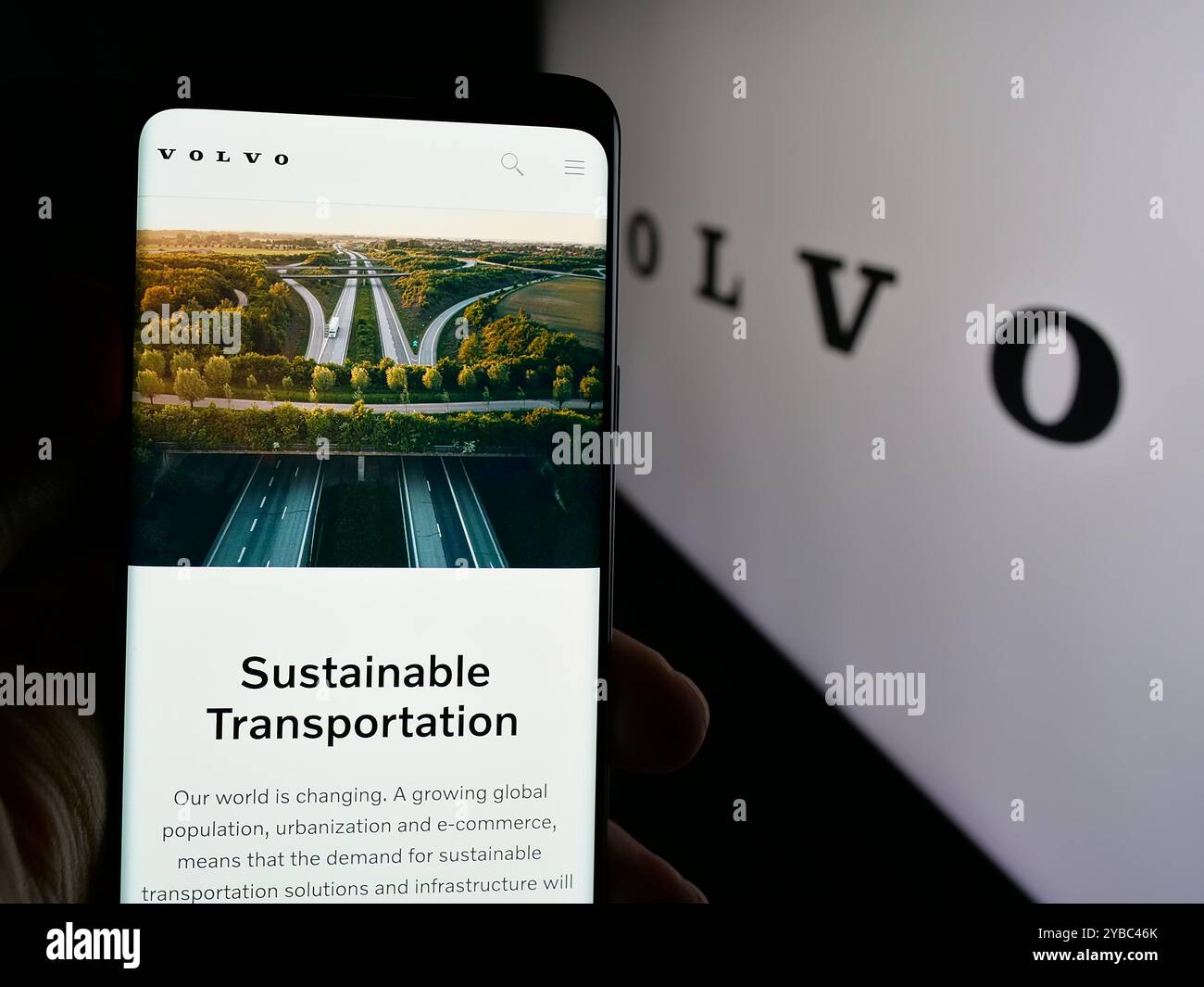 Personne tenant le téléphone portable avec la page Web de la société automobile suédoise AB Volvo sur l'écran devant le logo. Concentrez-vous sur le centre de l'écran du téléphone. Banque D'Images