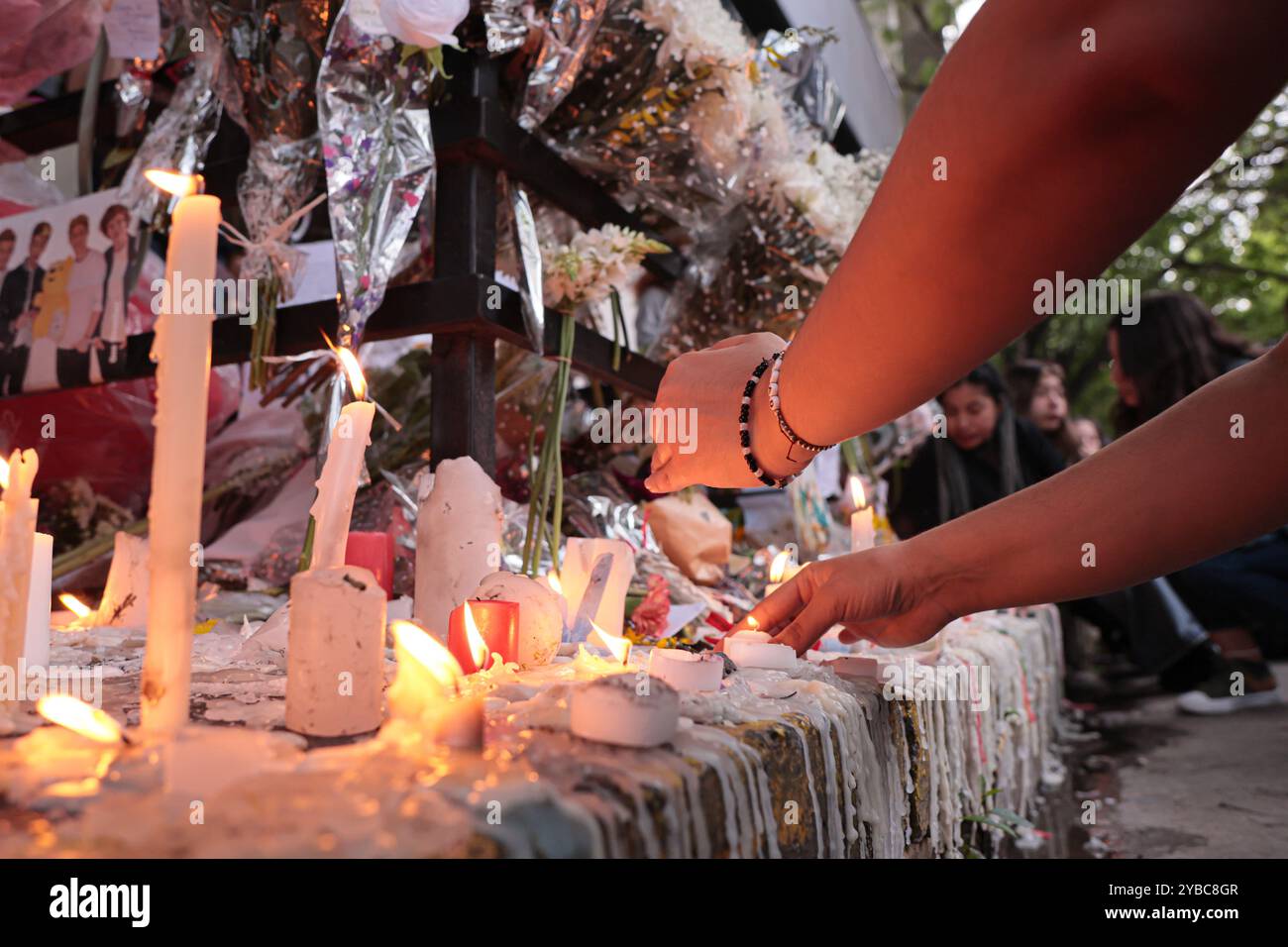 Buenos Aires, Argentine - 17 octobre : les fans de Liam Payne pleurent autour d'un petit autel devant l'hôtel où le musicien britannique Liam James Payne, compositeur, guitariste et ancien membre du groupe One Direction, est décédé mercredi 17 octobre, après être tombé du troisième étage d'un hôtel dans le quartier de Palerme à Buenos Aires, en Argentine, selon des sources policières. L'événement tragique s'est produit dans l'après-midi à l'Hôtel Casa sur. Après un appel 911, des agents du poste de police 14B ont répondu à l'emplacement au Costa Rica 6032, suite à des rapports d'un homme agressif peut-être sous Banque D'Images