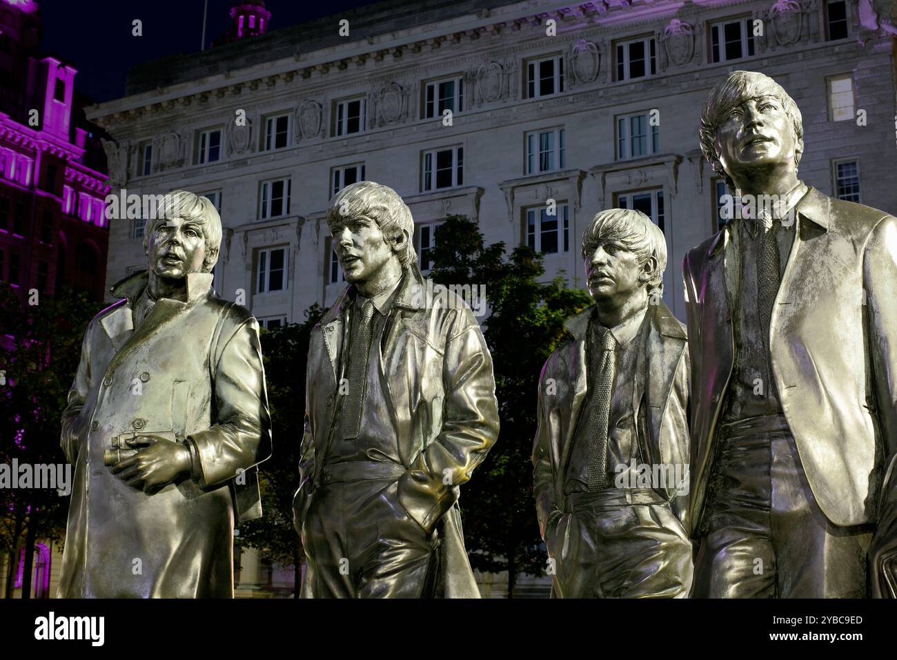 Statue des Beatles par Andrew Edwards, photographiée la nuit, Pier Head, Liverpool. Banque D'Images