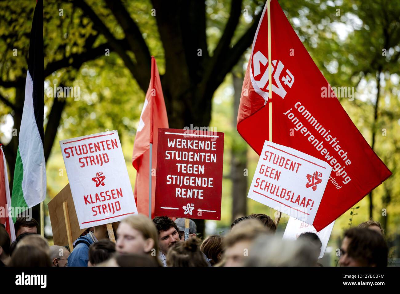 LA HAYE - étudiants et sympathisants lors d'une manifestation de l'Union nationale des étudiants (LSVb). Il y a eu une manifestation contre les plans d'une amende longue étude et d'une bourse de base réduite. ANP ROBIN VAN LONKHUIJSEN pays-bas OUT - belgique OUT Banque D'Images