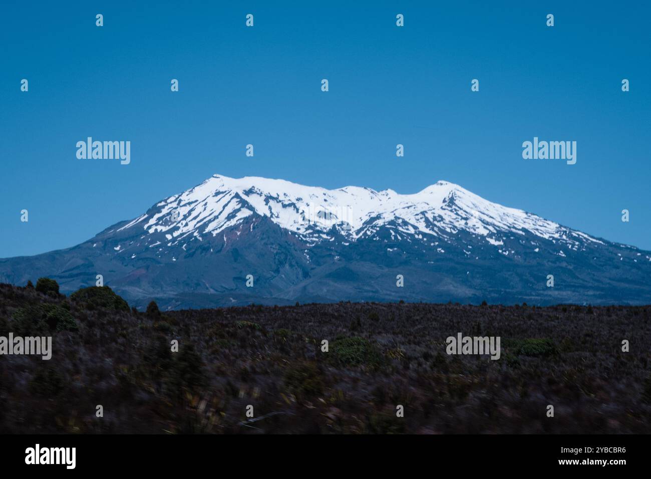 Vue de paysage du mont Ruapehu, prise depuis une voiture en mouvement, Île du Nord, Nouvelle-Zélande Banque D'Images