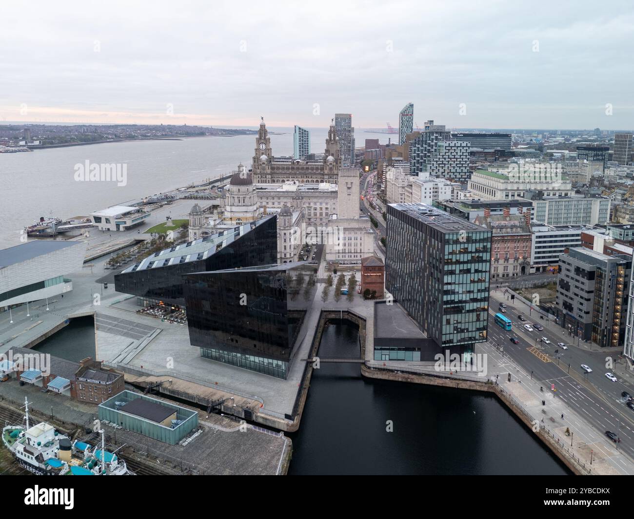 Vue aérienne de liverpool avec ses monuments emblématiques et la rivière mersey Banque D'Images