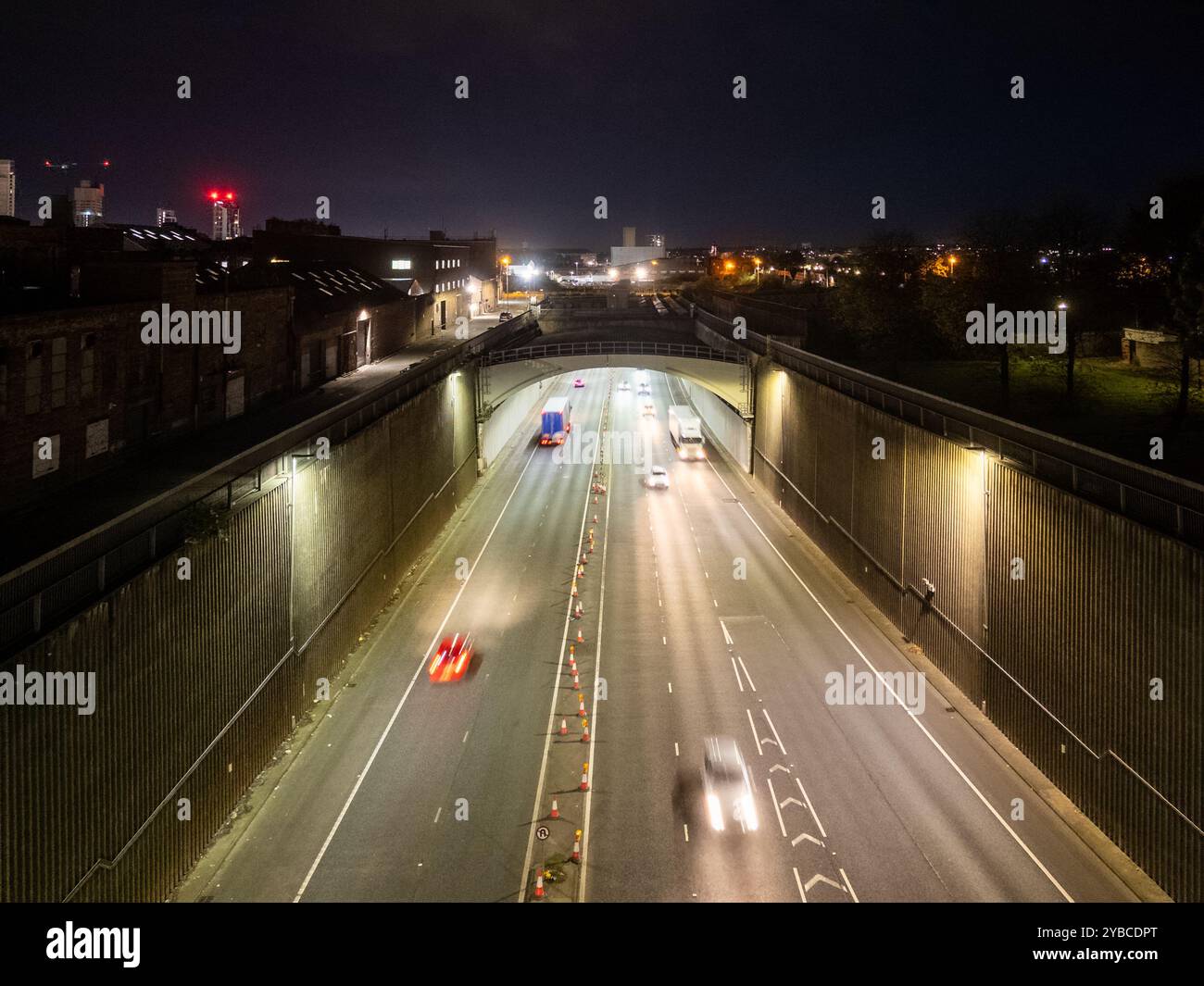 Voitures circulant sur une autoroute la nuit avec les lumières créant des traînées de lumière Banque D'Images