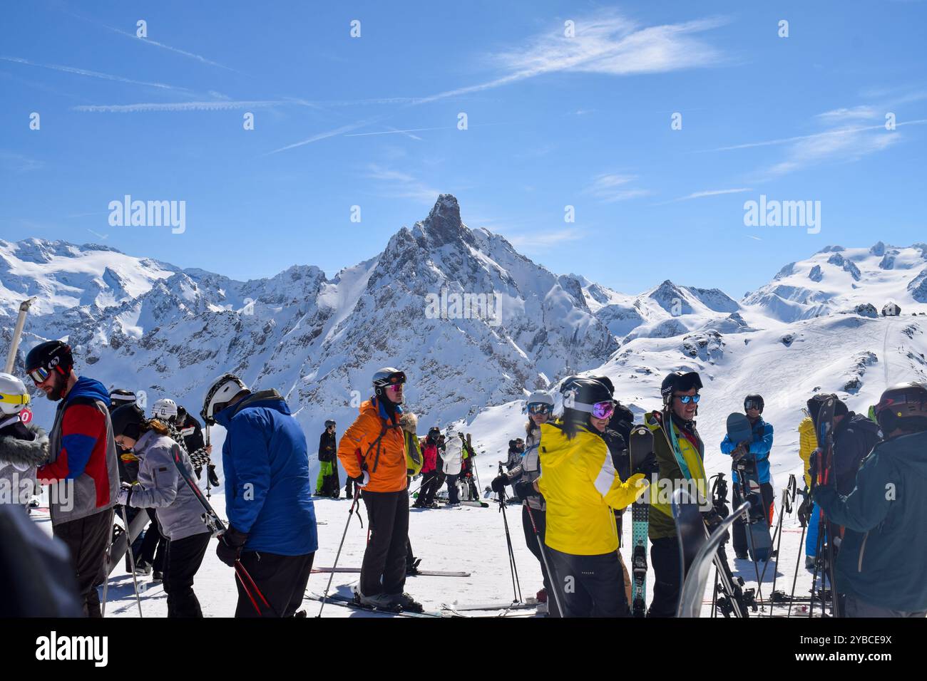 Méribel, France - 13 mars 2024 : sommet des stations de Méribel et Courchevel, trois vallées. Skieurs et snowboarders au sommet de la montagne Saulire. Banque D'Images