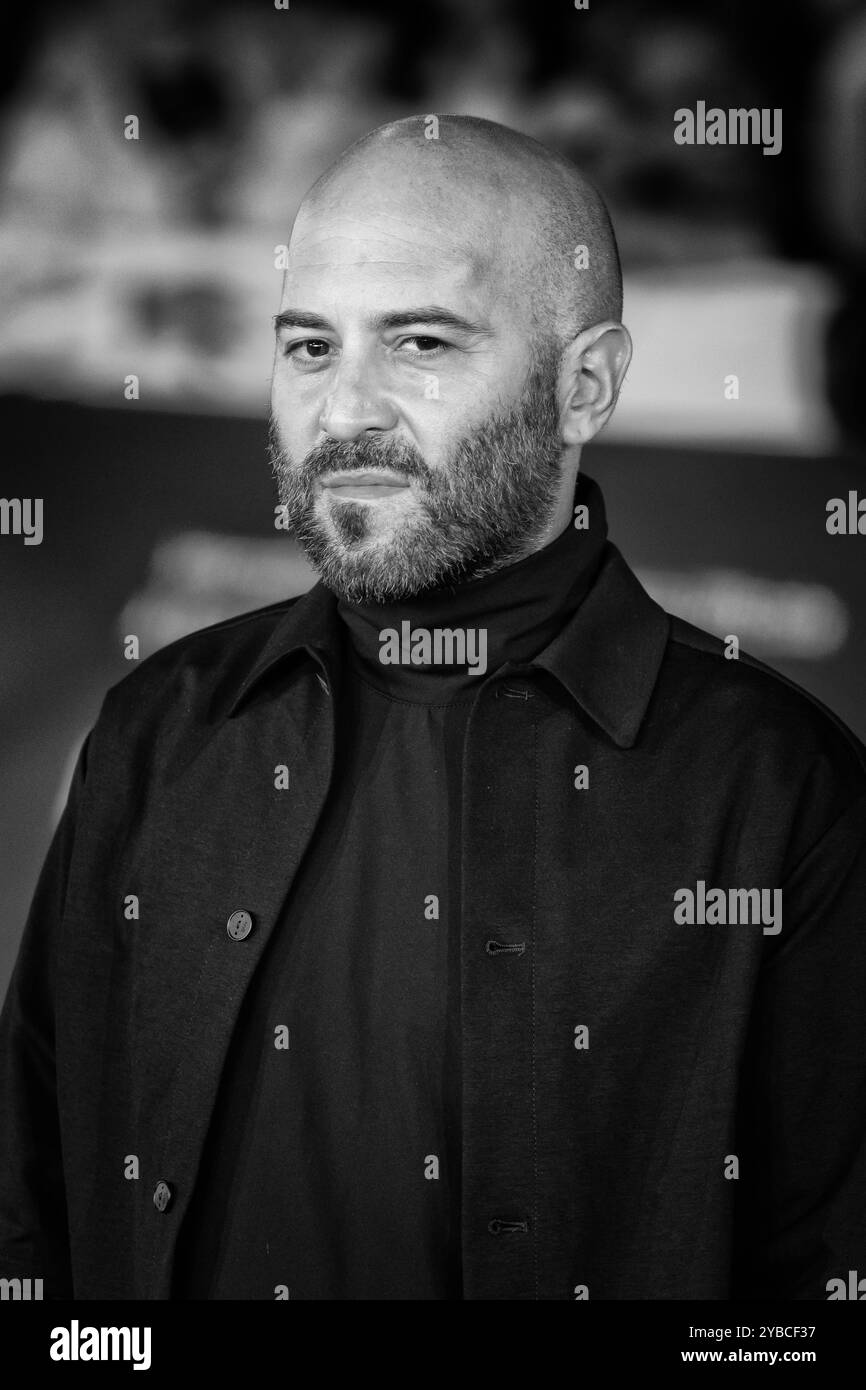 Giuliano Sangiorgi pose sur le tapis rouge lors de la cérémonie d'ouverture du 19ème Festival international du film de Rome Rome Rome, Italie - 16 octobre 2024 : Giuliano Sangiorgi assiste au Berlinguer - The Great ambition Red Carpet lors du 19ème Festival du film de Rome à l'Auditorium Parco Della Musica. Rome RM Italie Copyright : xPhotoxbyxGennaroxLeonardix Banque D'Images