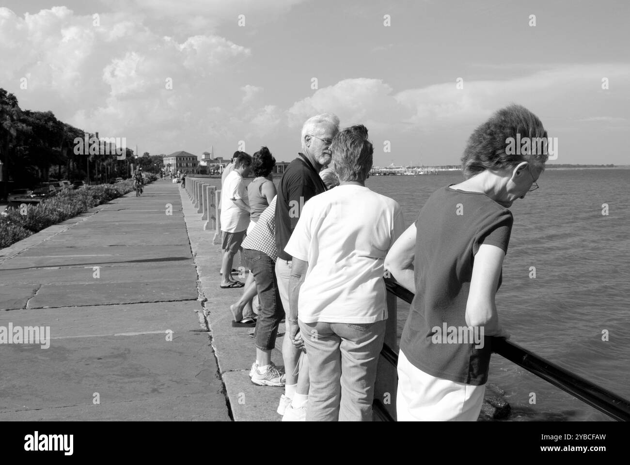 Groupe de touristes se relaxant sur la batterie, un point de repère historique et un lieu touristique populaire à Charleston, Caroline du Sud. ÉTATS-UNIS Banque D'Images