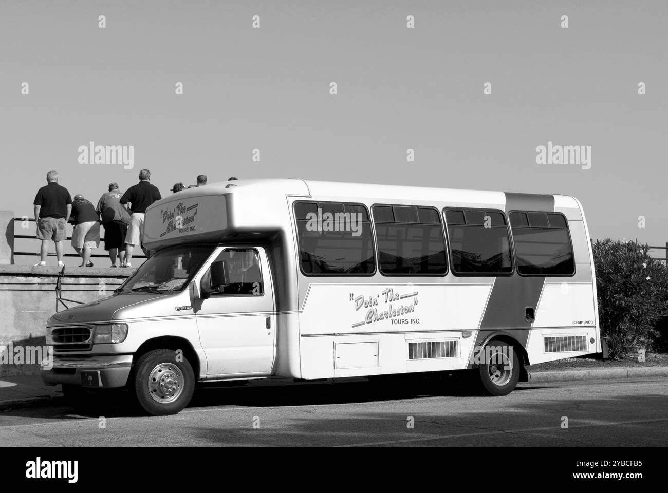 Touristes descendant d'un bus touristique à The Battery, Charleston, Caroline du Sud, où l'histoire rencontre des vues imprenables sur le front de mer ! Banque D'Images