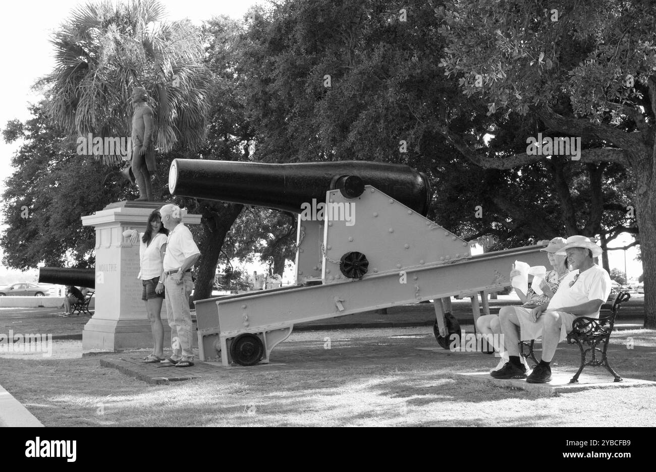 Couples caucasiens se relaxant à Battery Park, également appelé White point Garden, dans la ville historique de Charleston, Caroline du Sud, États-Unis. Banque D'Images