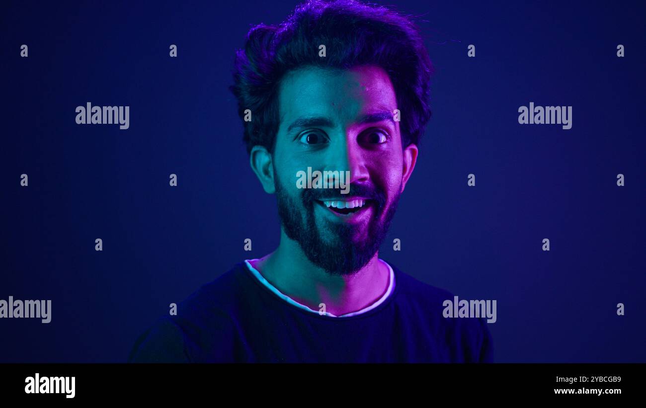 Portrait homme indien debout dans le profil vue de côté tourner à la caméra souriant dentelle heureux gars développeur codage sourire informatique pirate de technologie Internet Banque D'Images