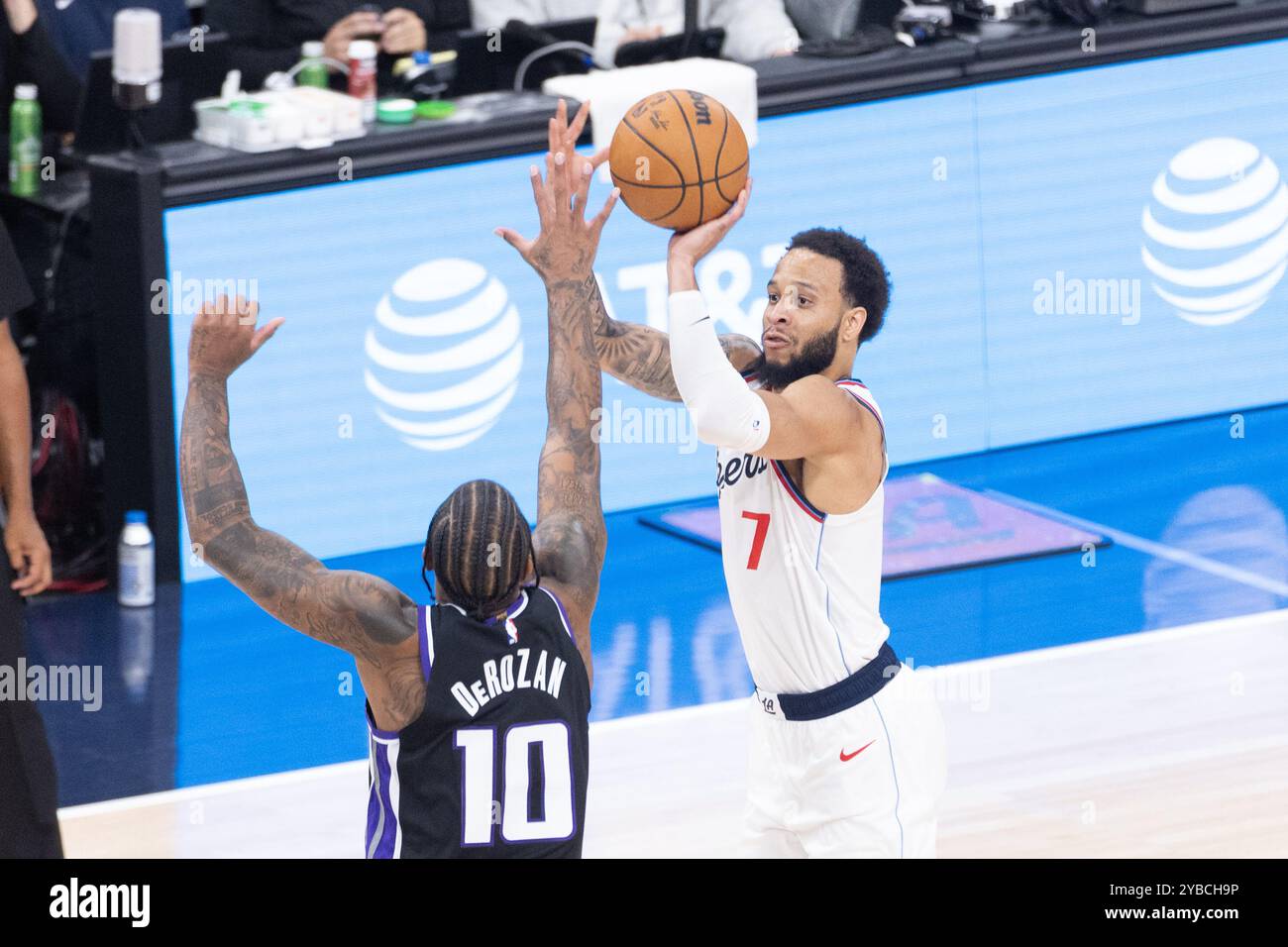 Los Angeles, États-Unis. 17 octobre 2024. Amir Coffey des Los Angeles Clippers et DeMar DeRozan des Sacramento Kings vus en action lors d'un match de basket-ball de pré-saison NBA à Intuit Dome à Inglewood, Californie. Score final ; LA Clippers 113 : 91 Sacramento Kings. Crédit : SOPA images Limited/Alamy Live News Banque D'Images