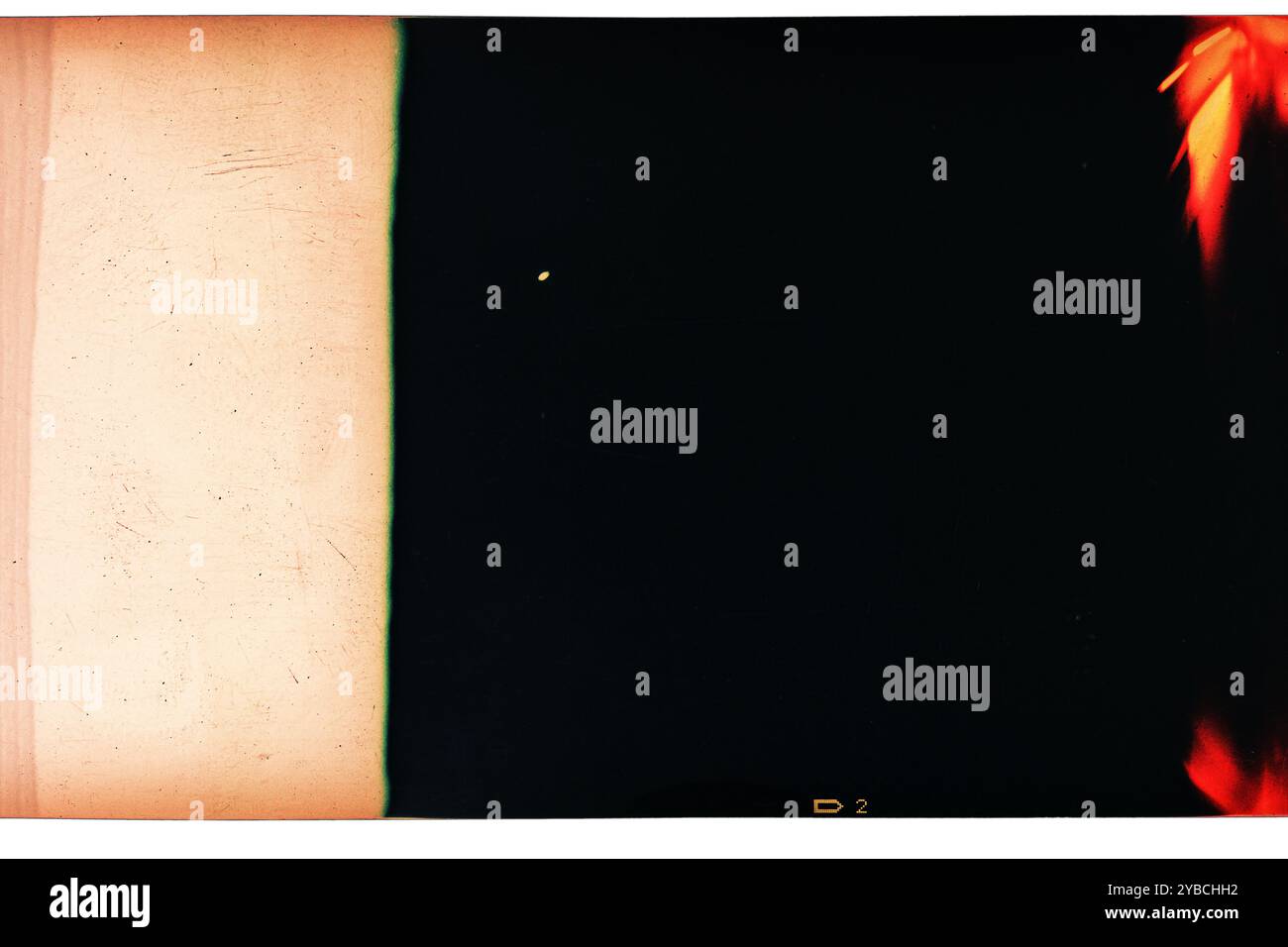 Film négatif couleur grungy 120mm isolé sur fond blanc. Matériau de film de format moyen sur fond blanc, espace réservé photo rétro. Banque D'Images