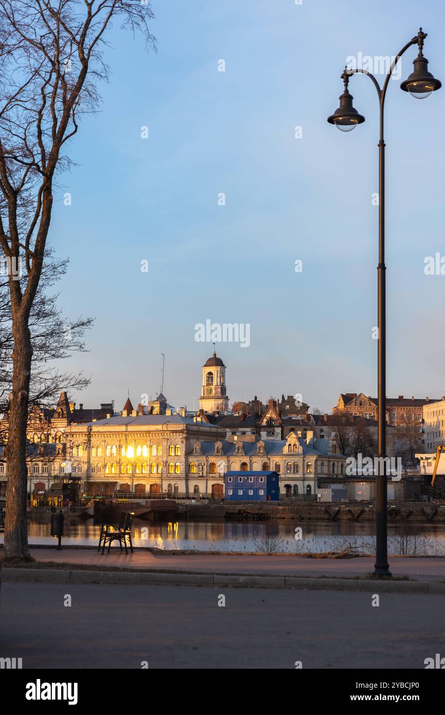 Vue sur la rue de Vyborg, photo côtière verticale avec lampadaires et vieilles maisons sur le fond Banque D'Images