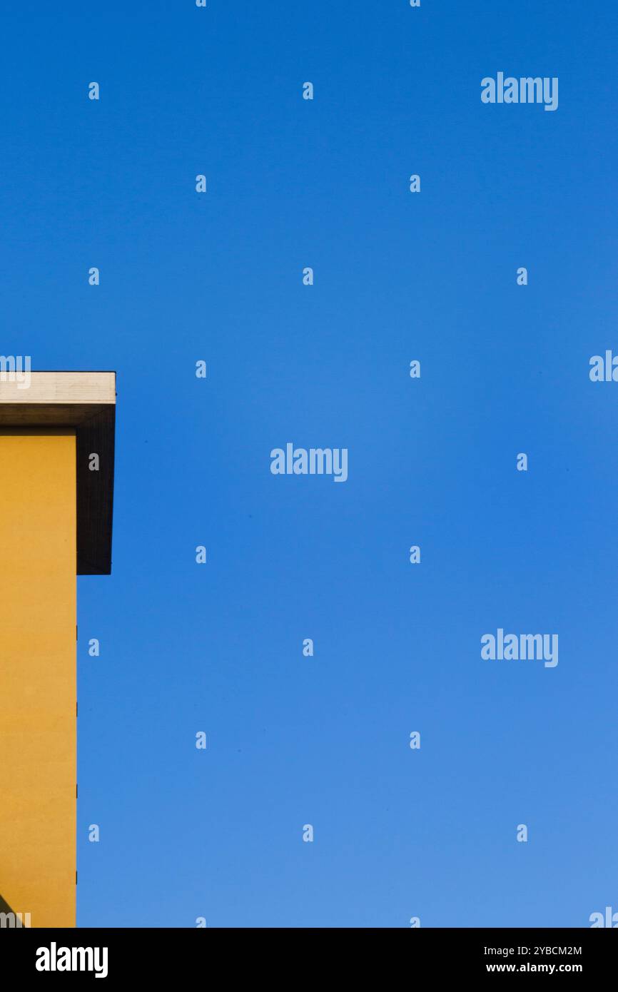 Yellow Wall rencontre Clear Blue Sky – Une composition minimaliste de couleur et de contraste Banque D'Images