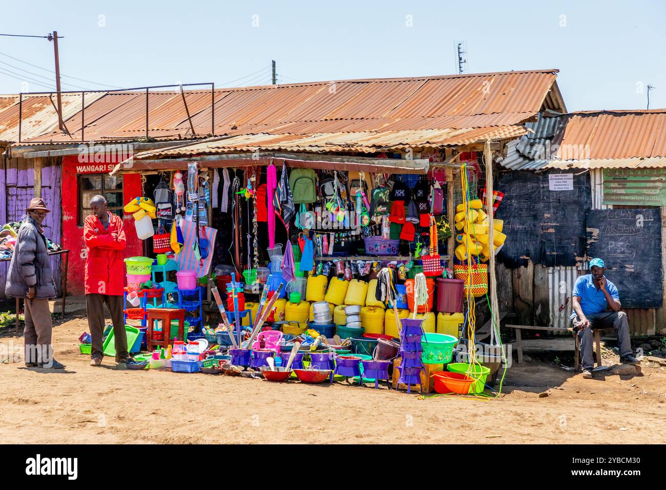 Stalle de rue vendant des articles ménagers et de quincaillerie, Kenya, Afrique Banque D'Images