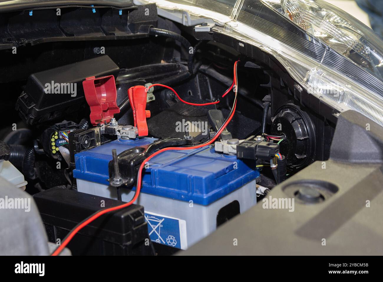 Ouvrez le capot de la voiture, batterie en cours d'entretien. Service de voiture Banque D'Images