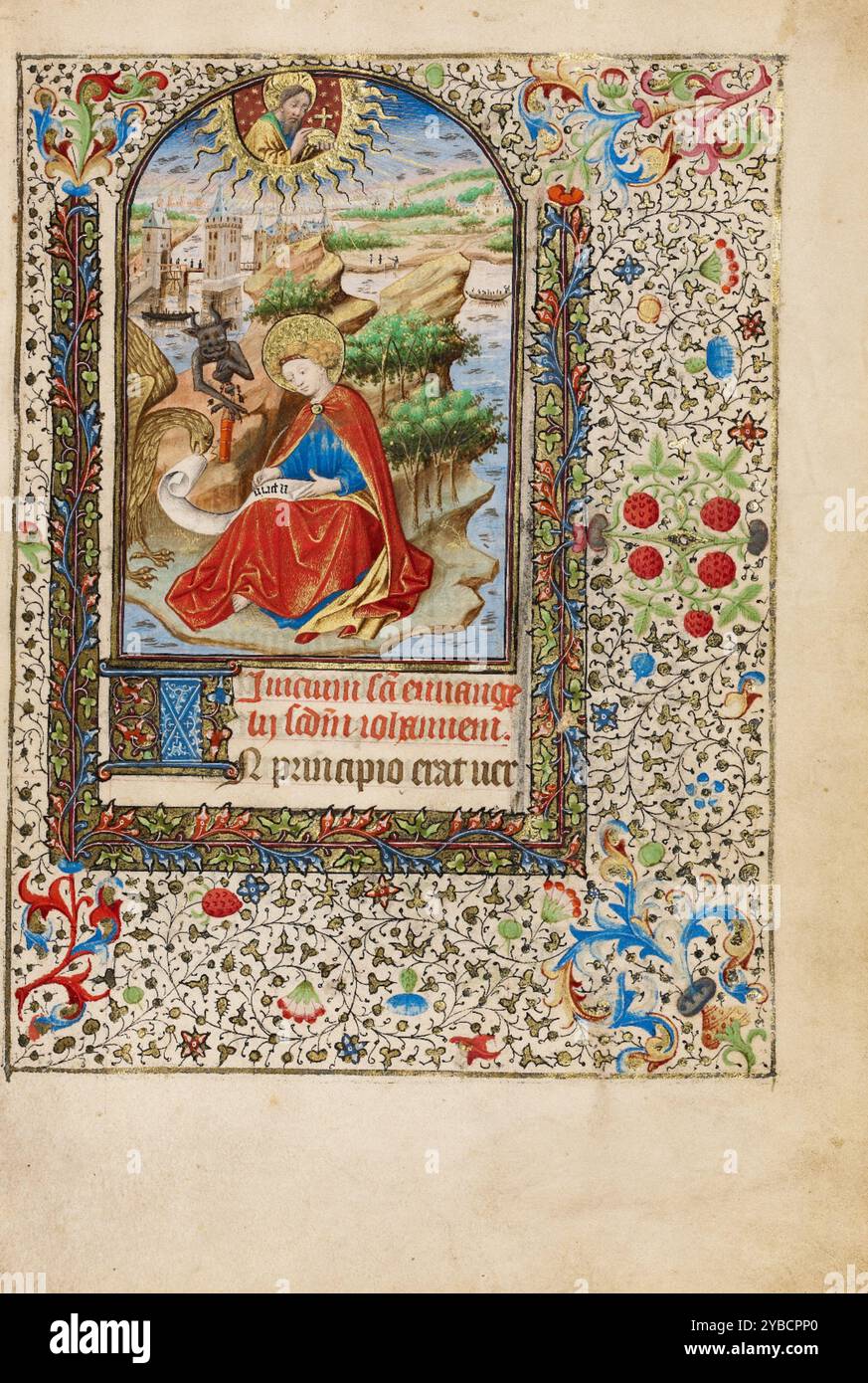 Saint Jean sur l'île de Patmos ; Livre d'heures, vers 1440-1450. Jean a été banni à Patmos par les autorités romaines pendant le règne de l'empereur Domitien, où il a écrit le livre de l'Apocalypse, le livre final du Nouveau Testament. Dieu regarde vers le bas car John utilise un stylo à plume pour écrire sur un rouleau, tandis qu'un diable vole son encrier. Banque D'Images