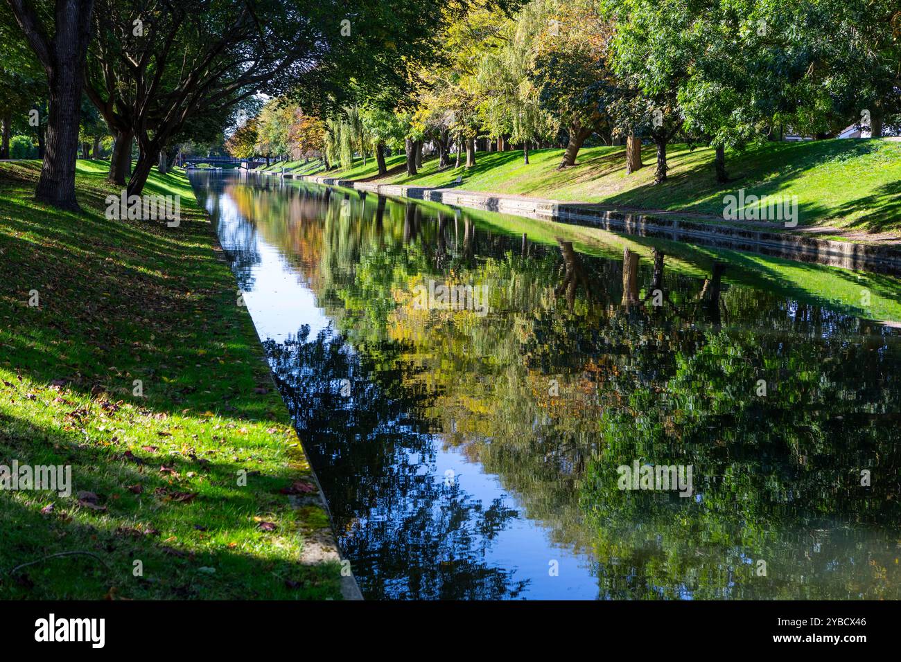 Le canal militaire royal à Hythe, Kent avec les arbres qui tournent juste automnal Banque D'Images