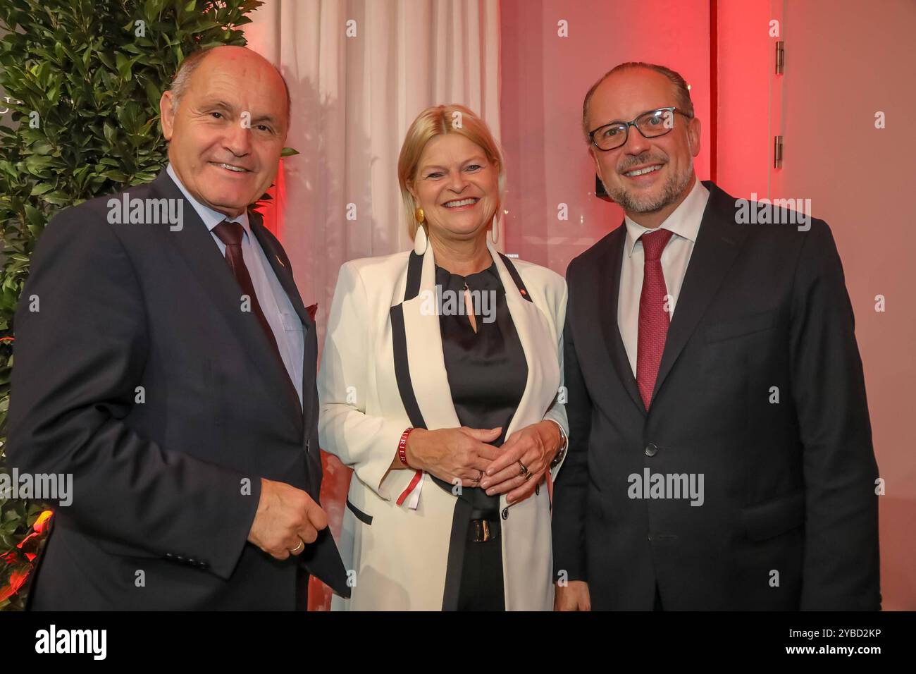 17.10.2024, Belvedere 21, KURIER feiert 70 Jahre , Medienpower trifft auf bewegte Geschichte im Bild : Nationalratspräsident Wolfgang Sobotka, BM Alexander Schallenberg, BM Klaudia Tanner, KURIER feiert 70 Jahre *** 17 10 2024, Belvedere 21, KURIER célèbre 70 ans , Media Power rencontre une histoire mouvementée en image Président du Conseil national Wolfgang Sobotka, BM Alexander Senberg, Klaudia Tanner Banner 70 ans Banque D'Images