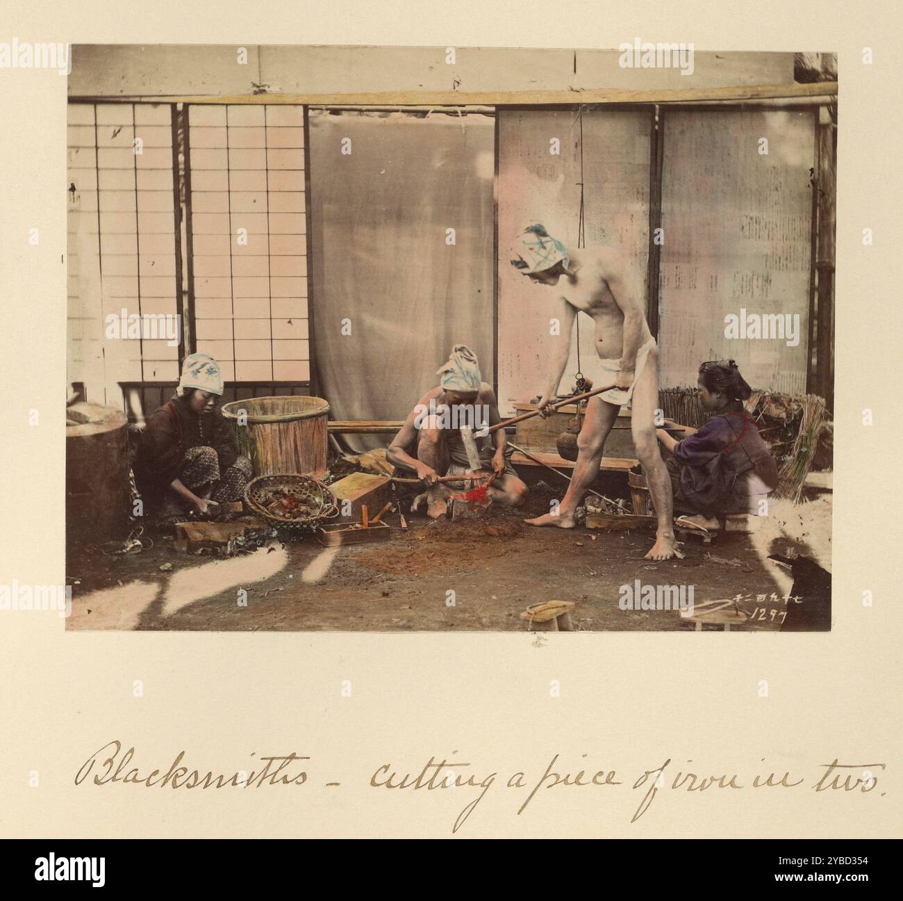 Forgerons - couper un morceau de fer en deux, environ 1873-1883. Banque D'Images