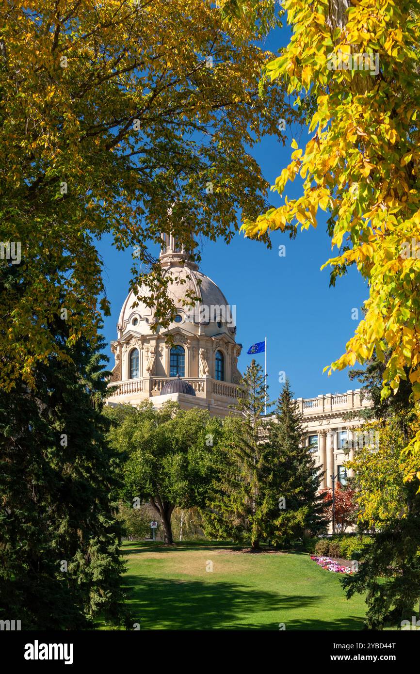 Extérieur de l'édifice de l'Assemblée législative de l'Alberta à l'automne Banque D'Images