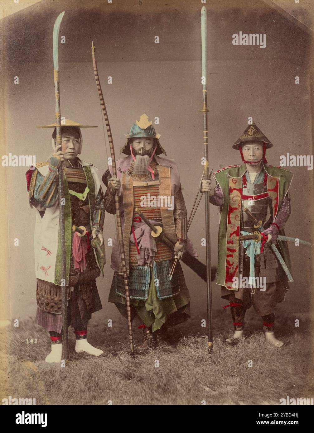 Samouraï en armure, années 1870-1890 Trois hommes habillés en guerriers samouraïs en armure traditionnelle, tenant des arcs longs. Banque D'Images