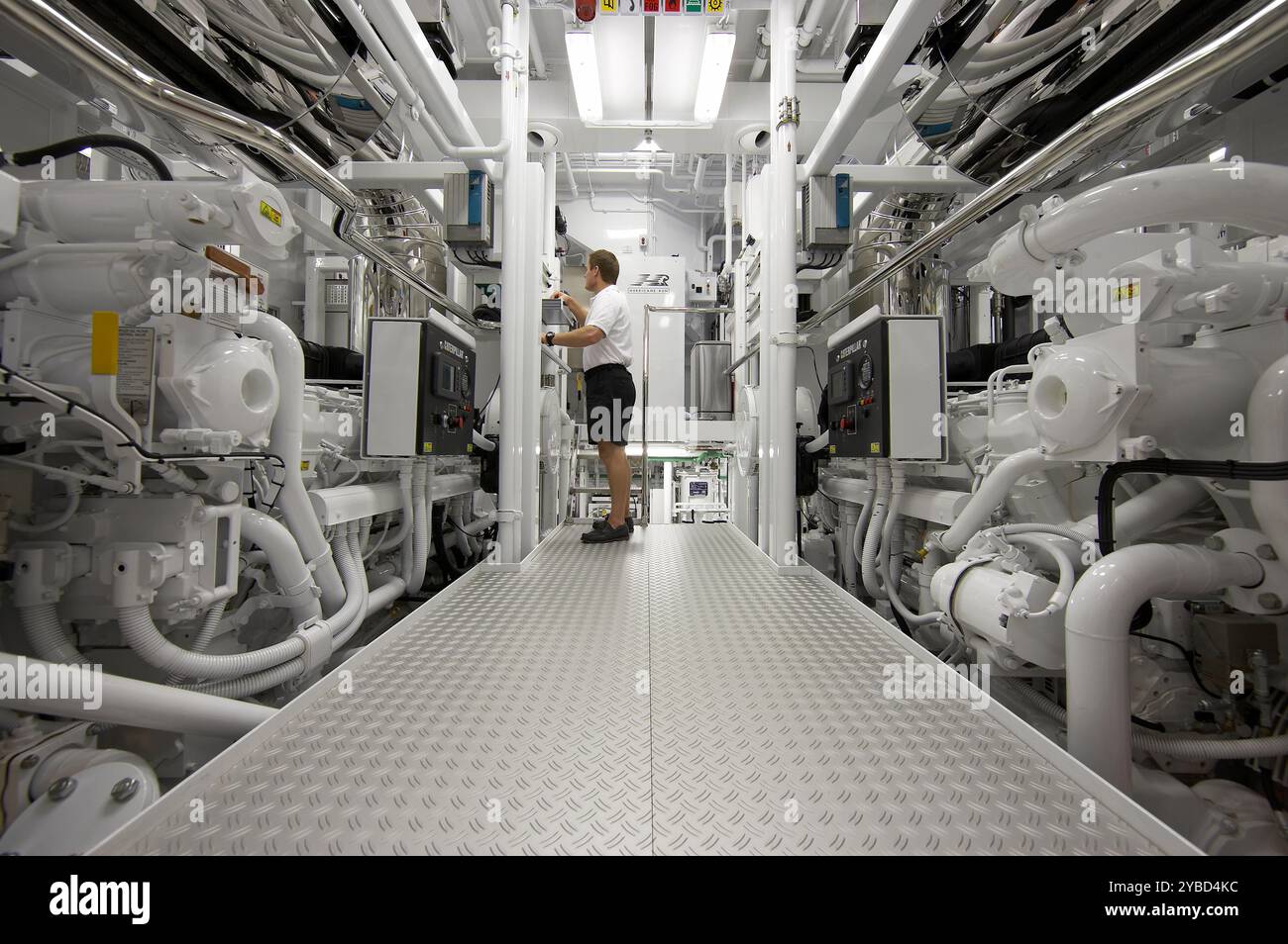 Technicien travaillant à l'intérieur d'une salle des machines Superyacht avec des machines avancées Banque D'Images