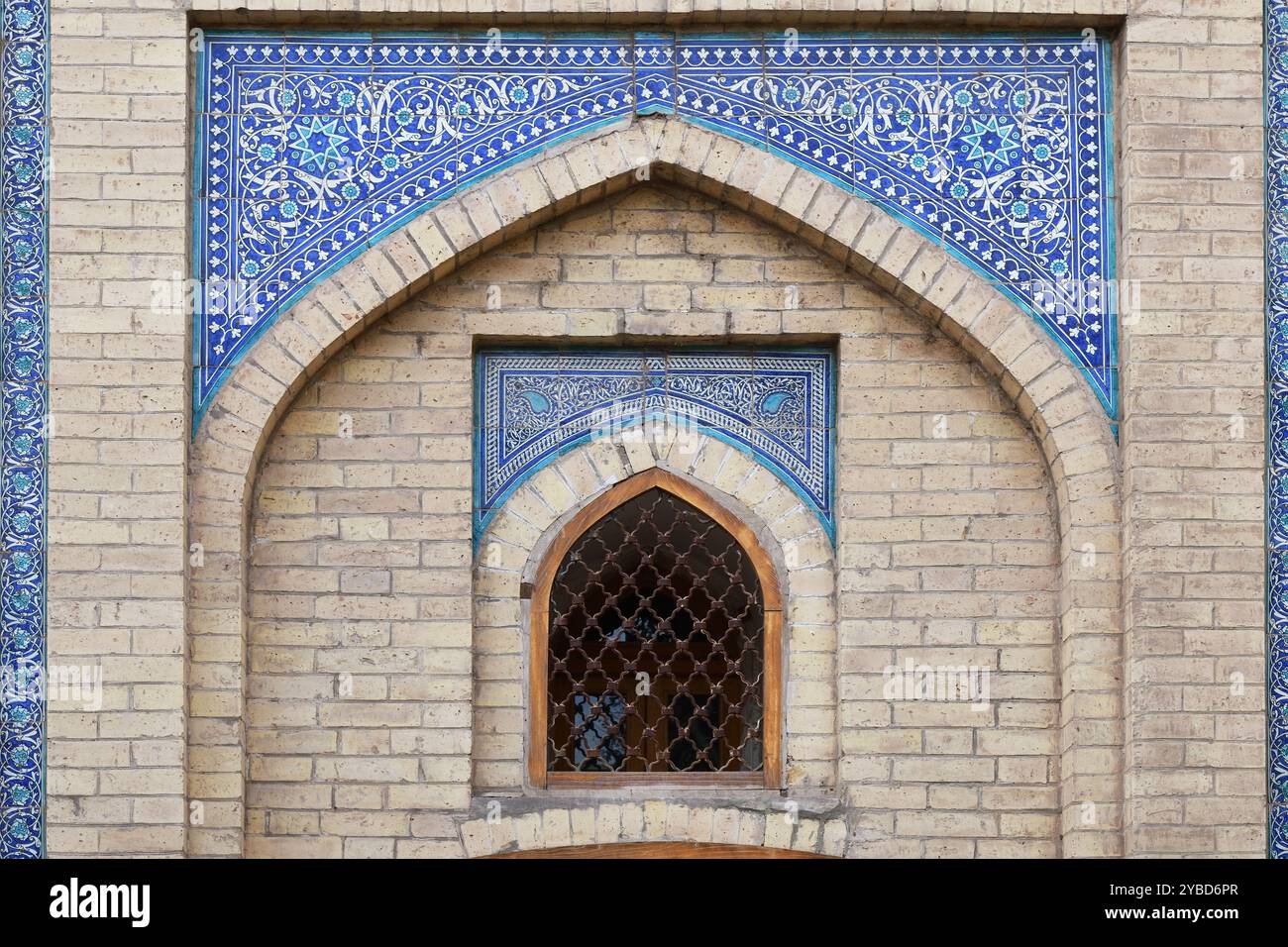 Belle fenêtre ancienne avec clôture traditionnelle en métal oriental également connu sous le nom de panjara. Palais Besh Khovli. Khiva, Ouzbékistan Banque D'Images