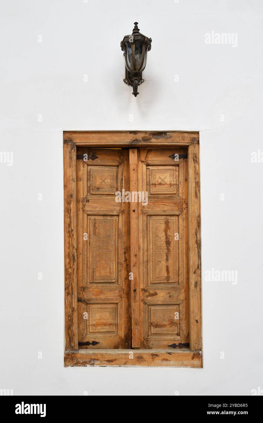 Belle fenêtre ancienne avec volets sculptés en bois. Palais Besh Khovli. Khiva, Ouzbékistan Banque D'Images