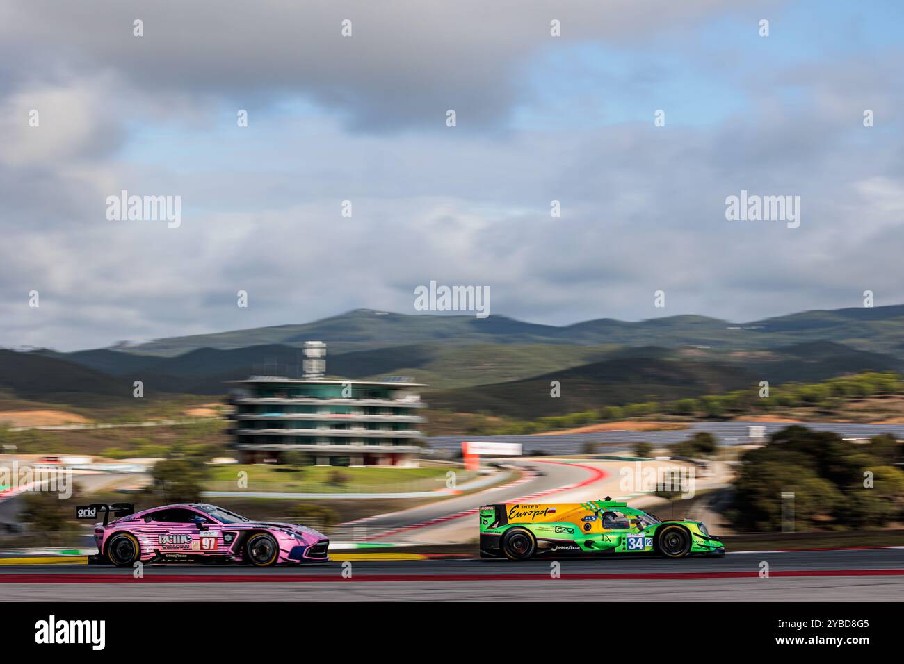 34 GRAY Oliver (gbr), NOVALAK Clément (fra), GHIOTTO Luca (ita), Inter Europol Competition, Oreca 07 - Gibson, action 97 BERRY Martin (sgp), HANAFIN Lorcan (gbr), ADAM Jonathan (gbr), Grid Motorsport by TF, Aston Martin Vantage AMR LMGT3, action pendant les 4 heures de Portimao 2024, 6e manche de la série européenne le Mans 2024 sur l'Algaro International, PPI DIP News, P6 octobre 2024 Banque D'Images