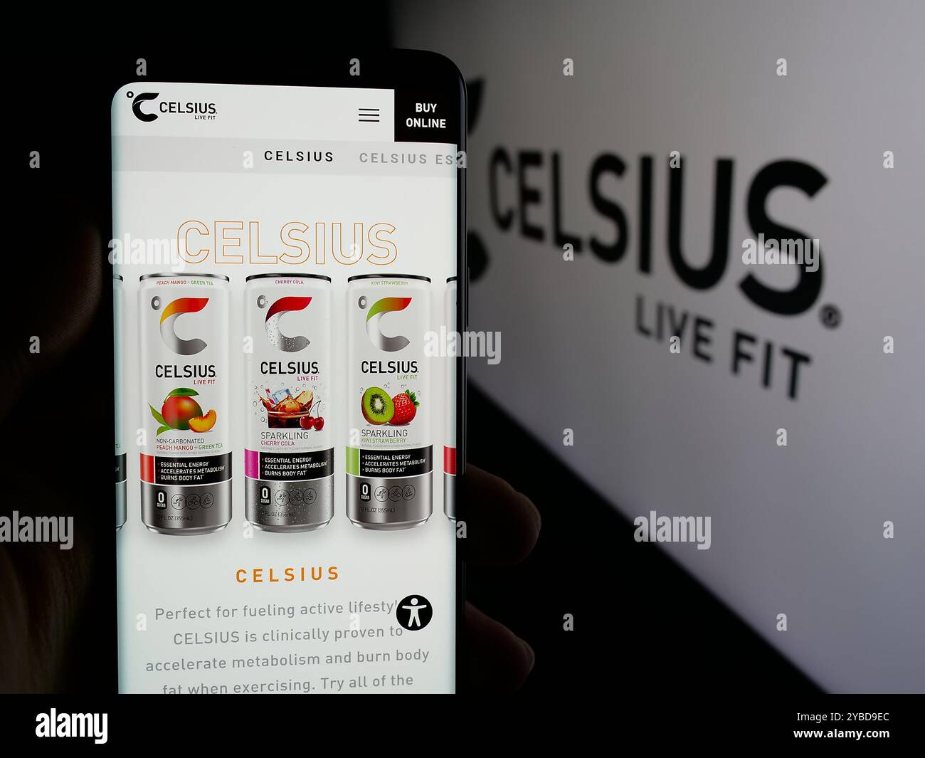 Personne tenant un smartphone avec la page Web de la société américaine de boissons Celsius Holdings Inc sur l'écran devant le logo. Concentrez-vous sur le centre de l'écran du téléphone. Banque D'Images