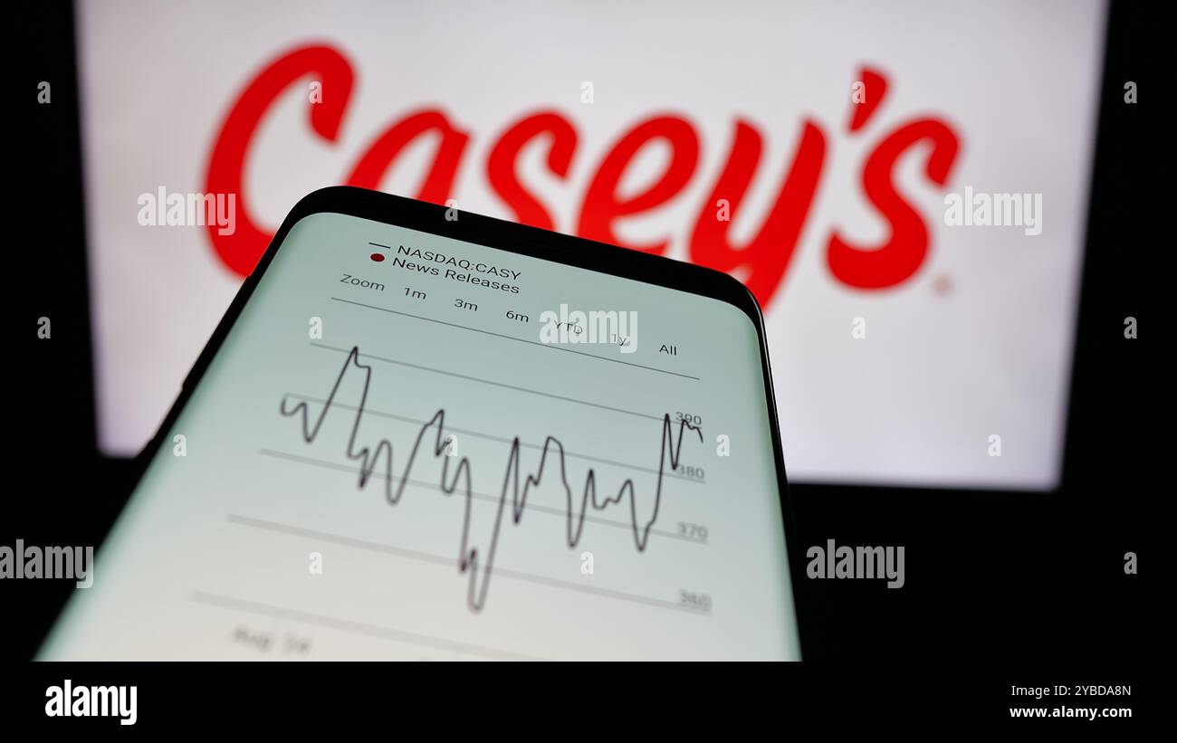 Smartphone avec le site Web de la société américaine Casey's General Stores Inc sur l'écran devant le logo de l'entreprise. Concentrez-vous sur le coin supérieur gauche de l'écran du téléphone. Banque D'Images