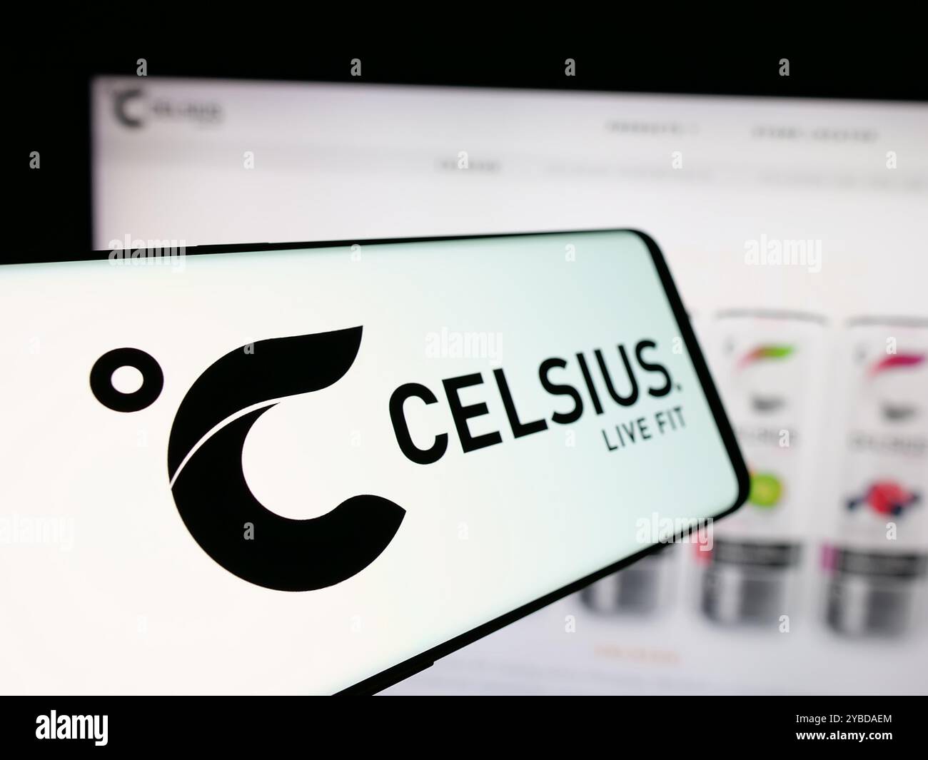Smartphone avec logo de la société américaine de boissons Celsius Holdings Inc. sur l'écran devant le site Web de l'entreprise. Focus à gauche de l'écran du téléphone. Banque D'Images