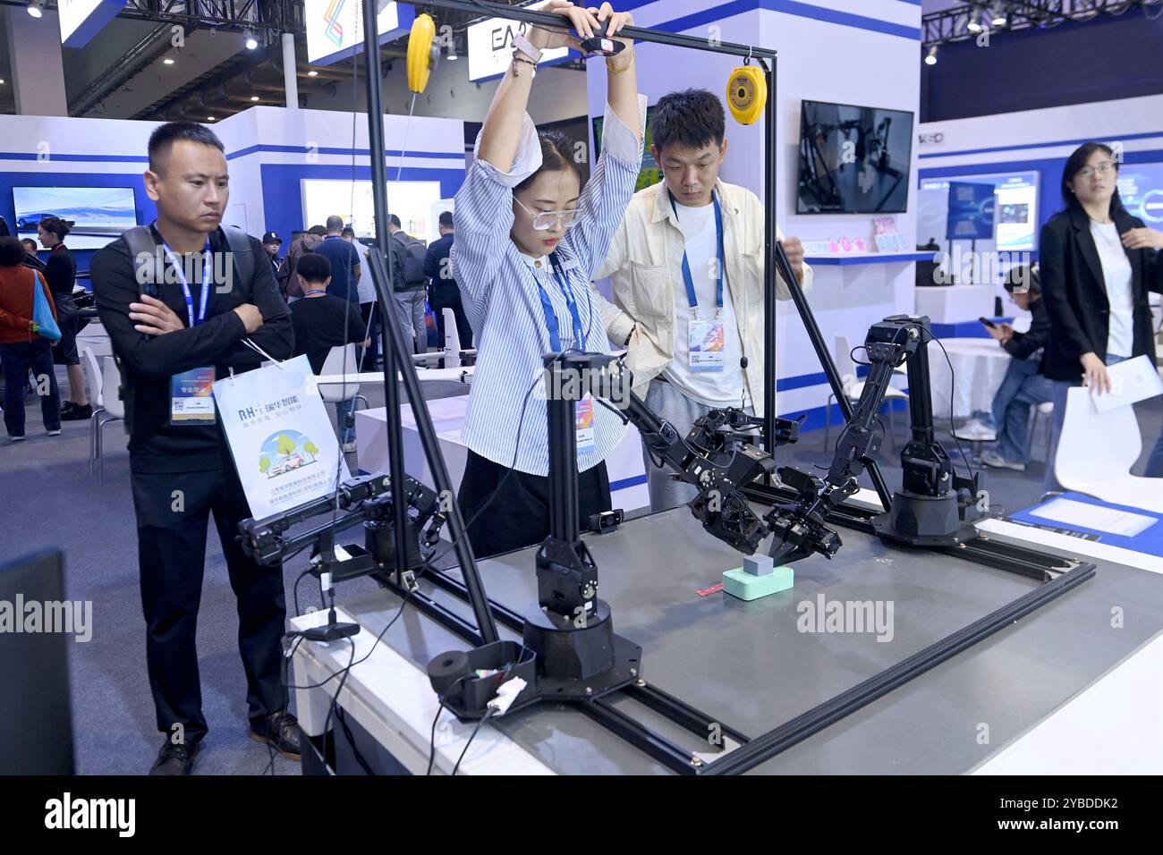 QINGDAO, CHINE - 18 OCTOBRE 2024 - les visiteurs regardent l'opération de collaboration robotique à l'exposition internationale de l'électronique grand public de Chine 2024 à Qingdao, Banque D'Images