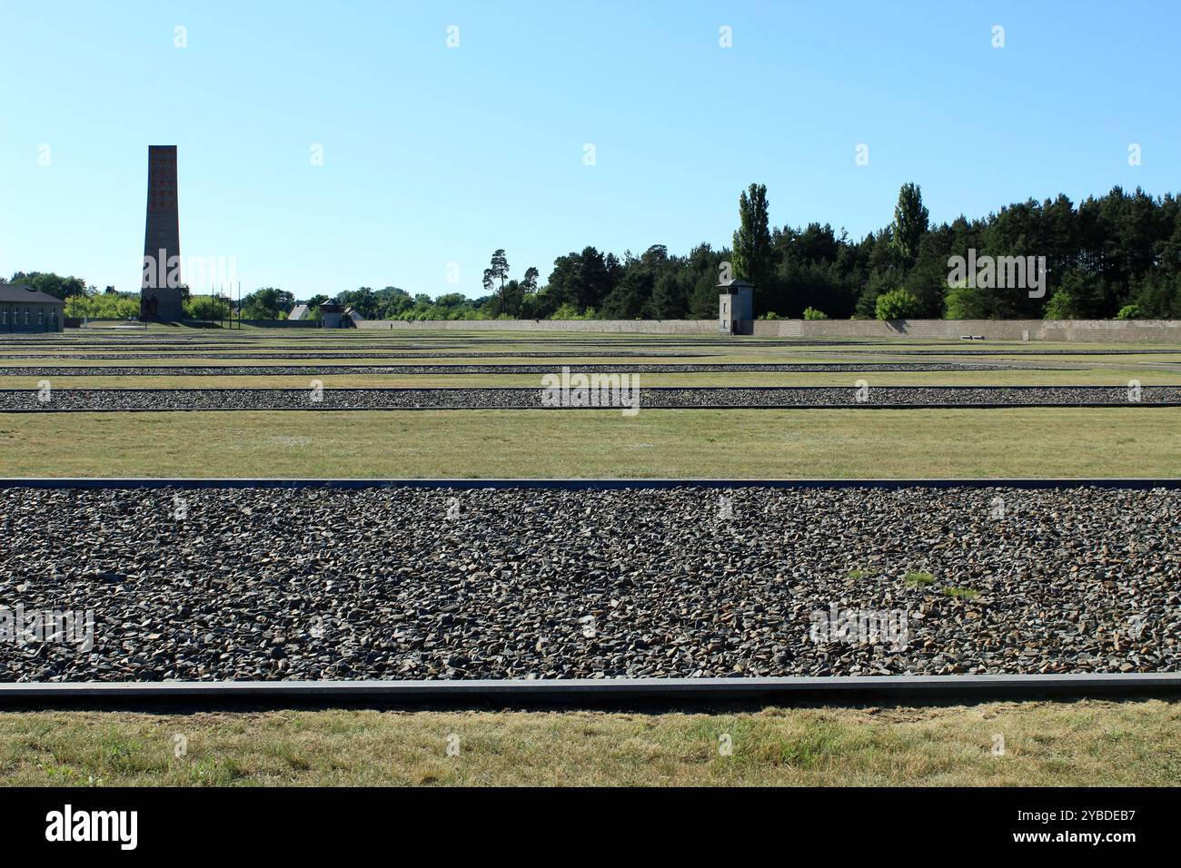 Terrain commémoratif du camp de concentration de Sachsenhausen, Oranienburg – voies ferrées et tour avec obélisque commémoratif en arrière-plan Banque D'Images